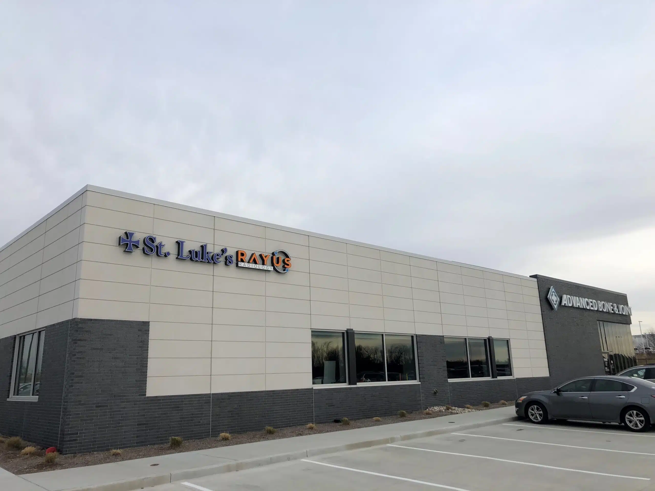St. Luke's RAYUS Radiology St. Peters, Missouri exterior photo white and grey building